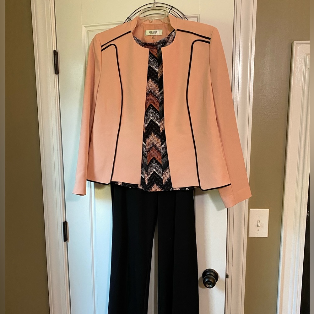 Dress Barn 3 piece suit size 10/12. Great shape.